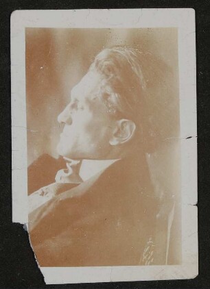 Stefan George im Profil mit geschlossenen Augen