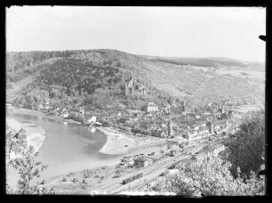 Blick auf Bahnhofsgelände, Mainspitze, Innenstadt und Burg