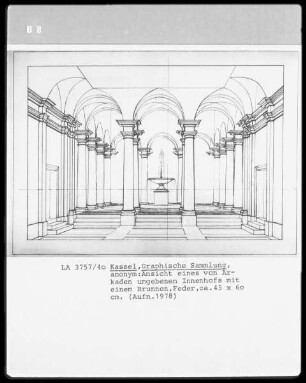 von Arkaden umgebener Innenhof mit einem Brunnen