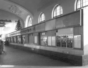 Bahnhof Dresden-Neustadt, Empfangsgebäude, Schalterhalle. Einbau (1971) für die Fahrkartenschalter : Dresden-Neustadt, Schlesischer Platz. Bahnhof Dresden-Neustadt, Empfangsgebäude, Schalterhalle. Einbau (1971) für die Fahrkartenschalter