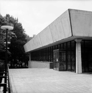 Stormarnhalle Bad Oldesloe: Am Bürgerpark: Blick von Norden auf Eingang: vorn Terrasse: links Lampen: hinten links Bäume: 20. Juni 1968