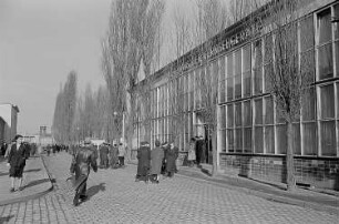 Blick auf das Messegelände mit dem Ausstellungspavillon für Fernsehgeräte, "RFT-Haus der Fernsehgeräte"