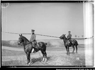 Geländeübung des Feld-Artillerie-Regiments Nr. 46 (Platte in der Mitte zerbrochen) Enthält: Platte 17, vorderer Reiter: Wilhelm Keitel, später: Generalfeldmarschall