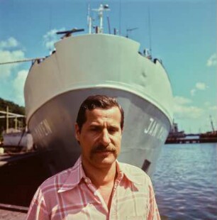 Portrait eines Fischers vor einem Boot