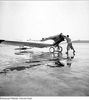 Berlin-Tempelhof. Vorbereitungen zum Start eines Eindecker-Sportflugzeuges