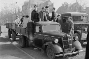 Dresden. Enttrümmerung (Trümmersonntag). Junge Männer auf der Ladefläche eines Autos