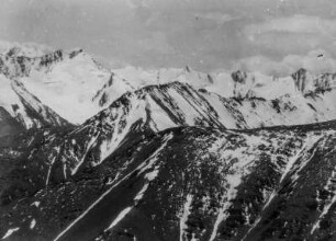Gebirgslandschaft : Eine schneebedeckte Gebirgslandschaft im Tian Shan Hochgebirge