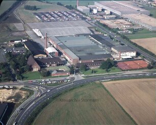 British American Tobacco (BAT): Luftbild des Gewerbegebietes am Beimoorweg: im Vordergrund Beimoorweg, im Hintergrund rechts Tiefdruckerei der Axel-Springer AG