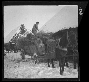 "Panjegespann [Soldatensprache: Panje = polnischer oder russischer Bauer, aber auch russischer Soldat] einer Kolonne" im Schnee, beladen mit Stroh