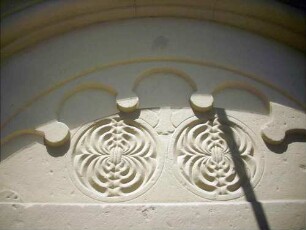 Evangelische Pfarrkirche-Langhaus Traufseite Süd-romanisches Portal-Tympanon mit Ornamentierung und Reliefkartuschen im Detail