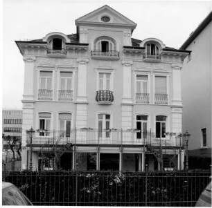 Villa und Nebengebäude; Bad Homburg, Kaiser-Friedrich-Promenade 57
