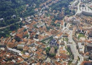Arnstadt. Altstadt mit Pfarrkirche (Oberkirche), Markt, Rathaus und Stadtpfarrkirche Unserer lieben Frau (Liebfrauenkirche). Luftbild-Schrägaufnahme von Ostnordost