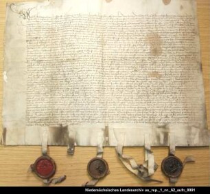 Vertrag der Gräfin Theda und des Grafen Enno I. von Ostfriesland mit Hero Maurits und Hicko von Dornum über die Friedeburg = OUB II, Nr. 1054, S. 140 Anhängende. Siegel 1 beschädigt erhalten, 2 verloren, 3 beschädigt erhalten, 4 und 5 verloren, 6 erhalten