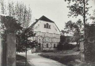 Graupa (Pirna-Graupa), Richard-Wagner-Straße 6. Richard-Wagner-Museum (Lohengrinhaus). Giebelansicht durch die Toreinfahrt