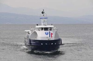 Lausanne - Schnellboot : Ein französisches Schnellboot fährt in den Hafen Ouchy ein. Aufgenommen in Lausanne am 19. Mai 2010