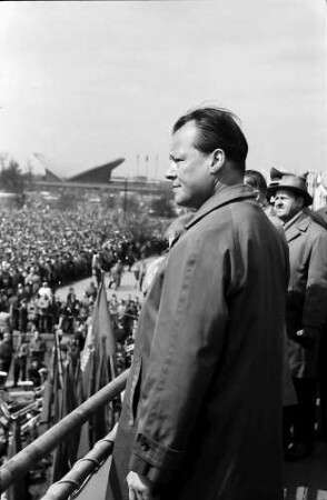 Berlin: Willy Brandt auf Tribüne (nahe)
