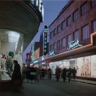 Köln. Leuchtreklame : Köln, Geschäftsstraße mit Leuchtreklame, April 1954