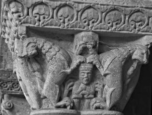 Halbfigur eines Abtes? zwischen Löwen