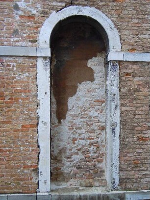 Venedig - Zugemauertes Fenster : Zugemauertes Fenster in einer historischen Hauswand. Aufgenommen am 23. Februar 2012 in Venedig