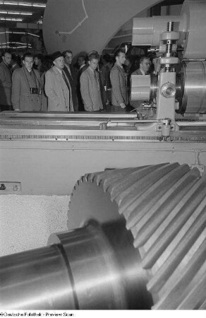 Besucher der Leipziger Herbstmesse 1954 betrachten Werkzeugmaschinen