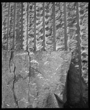 Granitwand mit Bohrspuren
