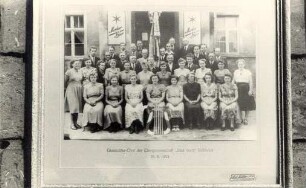 "Gruppenbild des Gesangsvereins ""Lied Hoch"" Döbbrick aus dem Jahre 1953 / Reproduktion" : Skupinski wobraz spěwneho towarstwa "Lied hoch" w Depsku z lěta 1953 / reprodukcija
