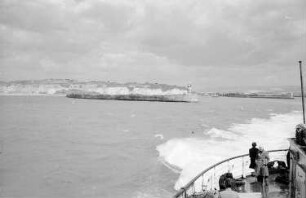 Dover: Felsküste und Festung, von See, weit, Vordergrund Schiffsheck