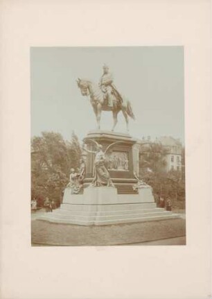 Seitliche Ansicht des Reiterstandbildes Kaiser Wilhelm I. in Frankfurt am Main