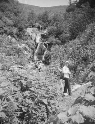 Suzuyayama (heute Pik Chekhova) : Teilnehmer der Expedition an Gebirgsbach am Gefälleknick. Übergang zur Nadelwaldzone