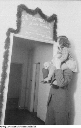 Dresden, Gruna, Falkensteinplatz. Einzug der ersten Mieter, der Familie Voigt, in den wiederaufgebauten Wohnblock, Anwesend u.a. Oberbürgermeister Weidauer, 16. November 1949