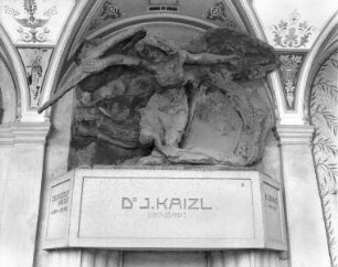 Grabmal der Familie Dr. Josef Kaizl — Grabfigur: Umarmung der Liebe und des Todes