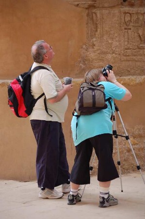 Touristen im Säulensaal des Amun-Tempels von Karnak, Luxor