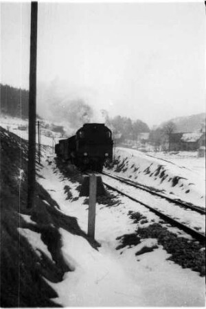 Lok 141 vor der Trapeztafel des Bahnhofs Trochtelfingen