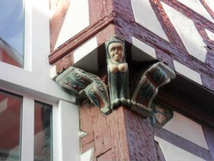 Stadtbild-Schmerlenbacher Klosterhof zum heißen Stein (Neubau 1609 auf Vorgänger)-Haupthaus-Knaggen mit figürlicher Schnitzerei in Farbigkeit