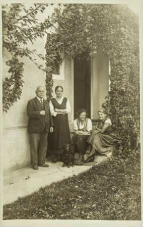 [Gruppenfoto vor Hauseingang]