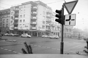 Installierung von Ampeln an der unfallträchtigen Kreuzung Karl-/Ebertstraße.