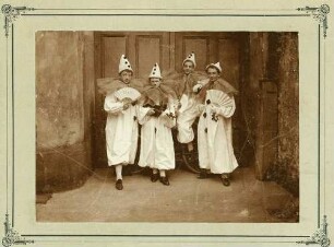 Foto: Clownsquartett an Faschingsdienstag (Adolf Lorenz, "Tilly" mit Geige und drei Mitschüler)