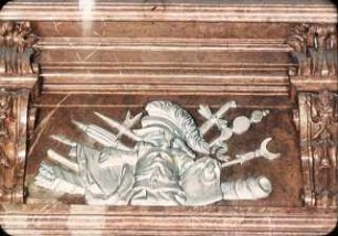 Trophäen und Reliefs mit mythologischen Szenen