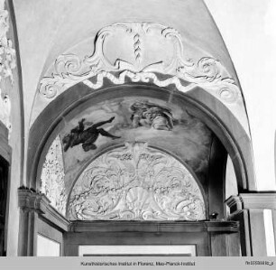 Stuckdekoration im Palazzo Orlandini del Beccuto mit Wappen-Relief