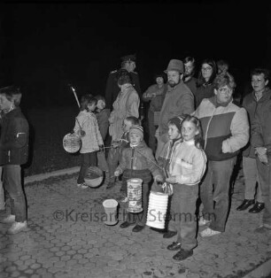 Laternenumzug: Veranstalter Freiwillige Feuerwehr: Kinder mit Laternen, Eltern, Feuerwehrmann