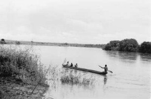 Einbaum auf dem Baro : Blick auf eine Flusslandschaft mit Personen in einem Einbaum