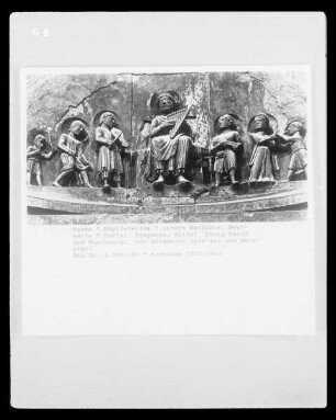 Dekoration der unteren Wandzone mit mariologischen und christologischen Themen — 9. Wandnische: König David mit Psalter, Musikanten und Tänzer, umgeben von zwei Heiligen und Tauben — König David mit Psalter, Musikanten und Tänzer