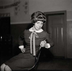Fotografie einer jungen Frau bei einer Feier