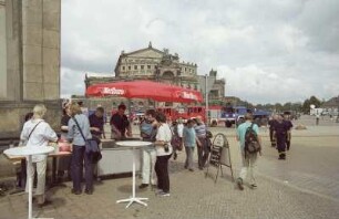 Dresden-Altstadt. Elbe-Hochwasser August 2002. Imbisstand am Ständehaus