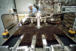 ASTA-Werke, pharmazeutische Produktion, in Halle-Künsebeck, 1984. Hier: elektronische Sichtung von gefüllten Ampullen