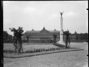 Rastatt Schloss Außenansicht Corps de logis Gartenfassade - Ansicht von Osten mit Dragonerdenkmal von H. R. Alker