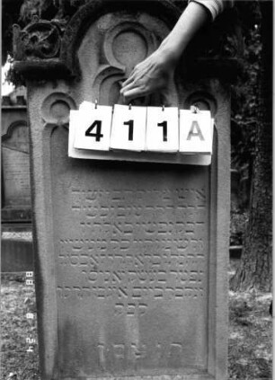 Grabstein 411 (Index: 100095390) Maße HxBxT: 132x50x27 cm Symbolik: Levitenkanne: Grabstein 411A