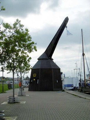 Rostock: Hölzerner Tretkran im Stadthafen