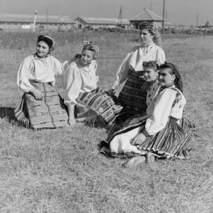 Tanzgruppe. Tänzerinnen einer Folkloregruppe in bulgarischer Tracht