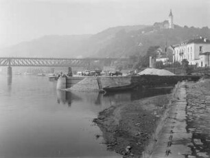 Aussig (heute Ústí nad Labem). Blick vom linken Elbufer gegen zweistöckige Eisenbahn- und Straßenbrücke und Bergwirtschaft auf der Ferdinandshöhe
